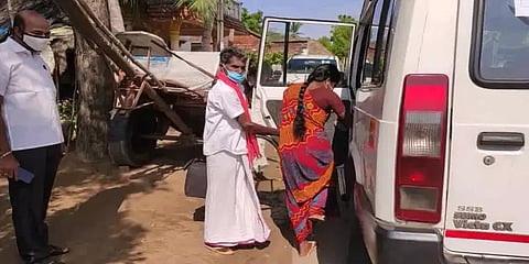இ பாஸ் கிடைக்காமல் அவதி: நோயாளிக்கு சிறப்பு வாகனம் ஏற்பாடு செய்து கொடுத்த கலெக்டர்