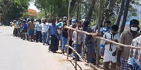 மது வாங்க பல கி.மீ வரிசையில் காத்திருக்கும் மதுகுடிப்போர்: மதுரையில் கொரோனா அச்சம்