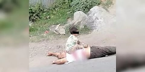 இறந்தது தெரியாமல் தாத்தாவை எழுப்பும் 3 வயது சிறுவன் - மனதை உலுக்கும் புகைப்படம்