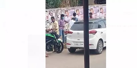 திசையன்விளை : இளைஞரை தாக்கும் உதவி ஆய்வாளர்; வைரலாகும் வீடியோ