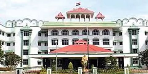 காவலர் ரேவதிக்கு ஊதியத்துடன் விடுப்பு வழங்க வேண்டும் - நீதிமன்றம் கருத்து