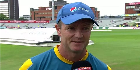 "பாக். கிரிக்கெட் வீரர் என் கழுத்தில் கத்தியை வைத்தார்" - திடுக்கிடும் குற்றச்சாட்டு !