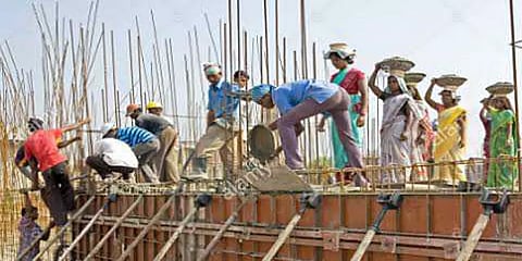 அரசு அறிவித்த நிவாரணம் எங்கே? - கட்டடத்தொழிலாளர்கள் போராட்டம்