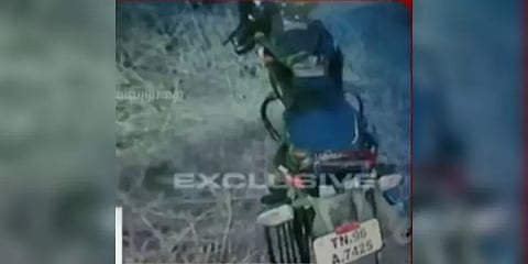 சாத்தான்குளம் கொலை வழக்கில் தேடப்படும் காவலரின் பைக் பறிமுதல்