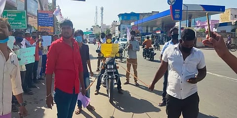 திண்டுக்கல் : அரசை கண்டித்து வாகனத்தில் கயிறு கட்டி இழுத்து நூதன போராட்டம்