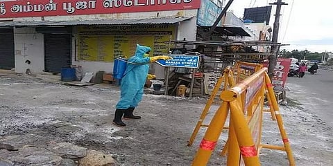 ஆம்புலன்ஸ் வரவில்லை: கொரோனாவால் பாதிக்கப்பட்டவர் பைக்கில் மருத்துவமனை சென்ற அதிர்ச்சி