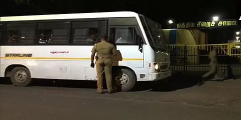 சாத்தான்குளத்தில் கைது செய்யப்பட்ட 5 போலீசார்: கைதிகளால் அச்சுறுத்தல் இருப்பதால் தனி அறை!