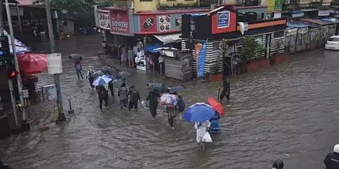 மழை வெள்ளத்தில் தத்தளிக்கும் மும்பை : கொரோனா தனிமைப்பகுதிகளிலும் வெள்ளநீர்..!