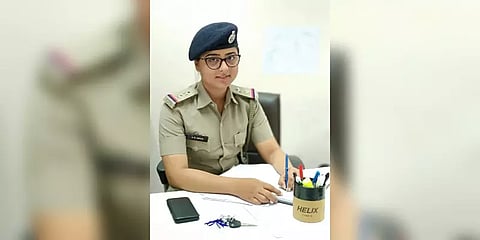 பாலியல் வன்கொடுமை குற்றத்தை மறைக்க லஞ்சம் : பெண் போலீஸ் கைது..!