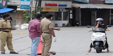 முகக் கவசம் மற்றும் தனிமனித இடைவெளி ஒரு வருடத்திற்கு கட்டாயம் - கேரள அரசு