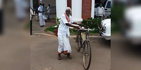 மனுகொடுக்க 70 கி.மீ சைக்கிளில் வந்த மாற்றுத்திறனாளி முதியவர் : மறுக்கப்பட்ட கோரிக்கை..!
