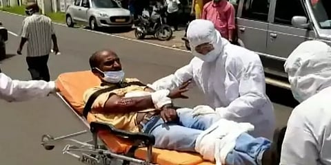 குவைத்திலிருந்து வந்து சுற்றித்திரிந்த நபர் - கைகால்களை கட்டி தூக்கிச் சென்ற சுகாதாரத்துறை