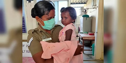 முட்புதரில் வீசப்பட்ட 10 மாத பெண் குழந்தை : மீட்டெடுத்த போலீசார்..!