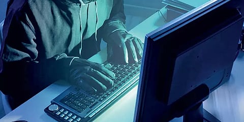 அலுவலக சீனியர் பெயரில் பேக் ஐடி.. அதன் மூலம் பண மோசடி - டெல்லி சம்பவம்!