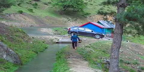 காரில் அடிபட்டு உயிரிழந்த சிறுவனை கால்வாயில் வீசிய ஓட்டுநர்..!