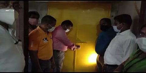 ‘இது மூலிகை மைசூர் பாகு.. சாப்பிட்டால் ஒரே நாளில் கொரோனா குணமாகும்’: சிக்கிய இனிப்புக்கடை