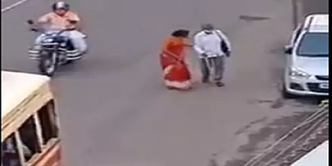 பார்வையற்றவருக்காக ஓடிச்சென்று பேருந்தை நிறுத்திய பெண்... குவியும் பாராட்டு