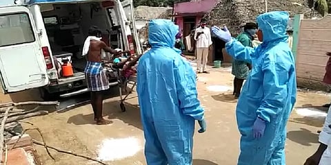 கொரோனாவால் பாதிக்கப்பட்ட மூதாட்டி... தொட்டு தூக்க மறுத்த ஆம்புலன்ஸ் ஊழியர்கள்