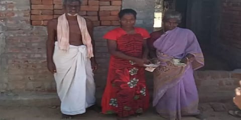 பழைய 500, 1000 ரூபாய் நோட்டுகளை மண்ணில் புதைத்து வைத்திருந்த மாற்றுத்திறனாளி பெண்..!