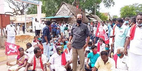 மணல்குவாரி அமைக்க ஏற்பாடு செய்யப்பட்ட பள்ளத்தில் விழுந்து சிறுமி பலி