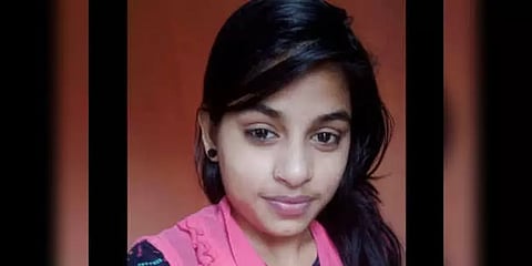 கொரோனா அறிகுறியால் பேருந்திலிருந்து தள்ளப்பட்ட பெண் : அரைமணிநேரத்தில் மரணம்..!