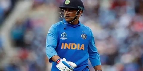 “தேசபக்தி அவரது ரத்தத்திலேயே உள்ளது” - தோனி முடிவால் குவியும் பாராட்டு