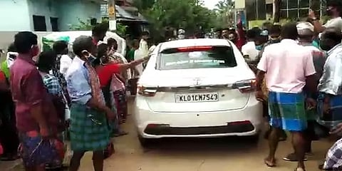 ஊருக்குள் வராதே... - 'இருமல் போராட்டம்' செய்து மருத்துவக் குழுவை விரட்டிய கிராம மக்கள்