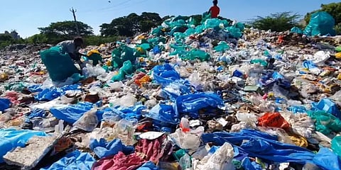 குடியிருப்பு பகுதியில் கொட்டப்படும் கொரோனா சிகிச்சை மருத்துவக்கழிவுகள் : அச்சத்தில் மக்கள்