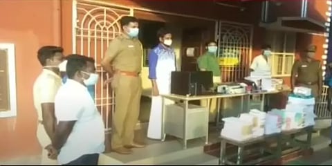 வேலை கிடைக்காத விரக்தி : வீட்டிலேயே போலி வங்கி தொடங்கிய இளைஞர்..!