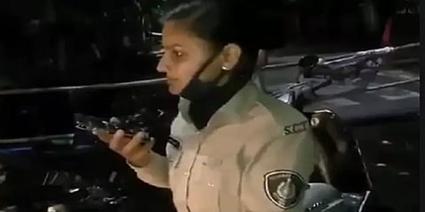 குஜராத்: மிரட்டலுக்கு அஞ்சாமல் பாஜக அமைச்சர் மகனையே தடுத்து நிறுத்திய பெண் போலீஸ்.!