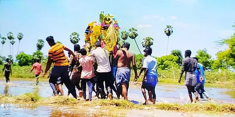 திருவாரூர்: இடுப்பளவு ஆற்று நீரில் இறங்கி சடலத்தை தூக்கிச் செல்லும் மக்கள்..!