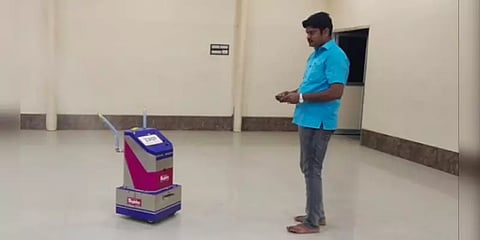 ரிமோட் மூலம் கிருமி நாசினி தெளிக்கும் ரோபோட் : மதுரை இளைஞரின் அசத்தல் கண்டுபிடிப்பு..!