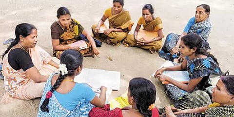 மைக்ரோ பைனான்ஸ் வங்கிகளிடம் சிக்கித்தவிக்கும் குடும்பத்தலைவிகள் - கண்டுகொள்ளுமா அரசு?