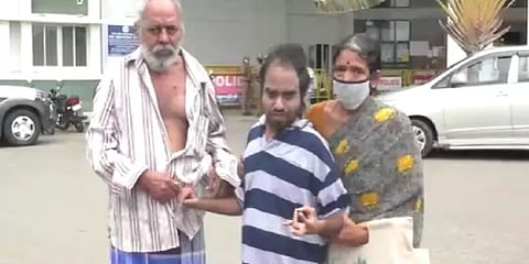 “மகனுக்கு மனநலம் சரியில்லை; எங்களுக்கு வயதாகிவிட்டது” - கண்ணீருடன் உதவி கோரும் பெற்றோர்