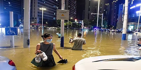 சீனாவை மிரட்டும் மழை: வெள்ளப்பெருக்கால் பாதிக்கப்படும் மக்கள்!!