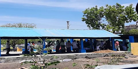 இறந்தவரின் உடலை ஊர்வலமாக எடுத்து சென்ற உறவினர்கள்: கொரோனா உறுதிசெய்யப்பட்டதால் பரபரப்பு