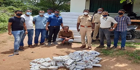 பனியன் கழிவுகளுக்குள் ரூ.15 லட்சம் மதிப்புள்ள குட்கா : சிக்கிய ஓட்டுநர்