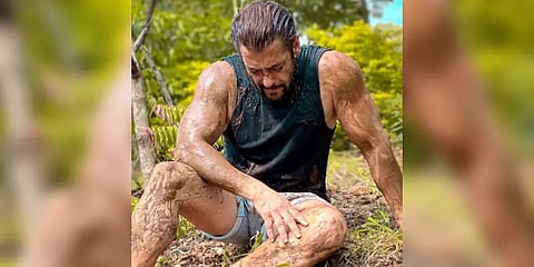 சல்மான் கானின் விவசாயம் - சேறுடன் வெளியான புகைப்படங்கள்.!