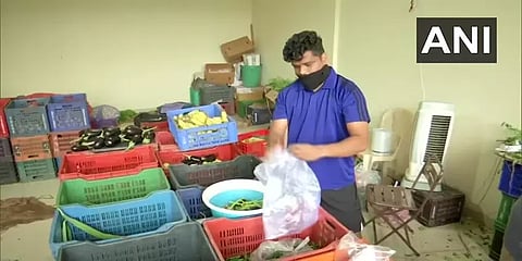 கொரோனாவால் பறிபோன வேலை...! காய்கறிகள் விற்கும் கால்பந்து பயிற்சியாளர் !