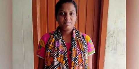 '+2 தேர்வில் 492 மதிப்பெண்கள்'வீட்டு வேலைகளை தாண்டி சாதித்த குடிசைப்பகுதி மாணவி