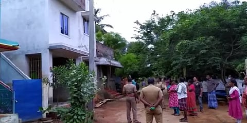 “வீட்டின் உரிமையாளரே காரணம்” - 2 குழந்தைகளை கொன்றுவிட்டு தாயும் தற்கொலை