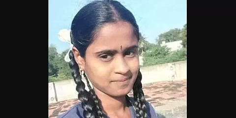 தந்தையை இழந்த சோகத்திலும் தேர்வெழுதிய புதுக்கோட்டை மாணவி தேர்ச்சி..!