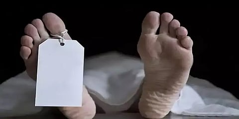 மனைவியுடன் தகராறு - காவலர் குடியிருப்பில் போலீஸ் தூக்கிட்டு தற்கொலை