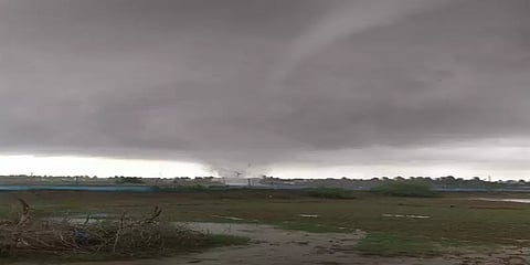 மேகத்தை நோக்கிச் சென்ற நீர்... கிழக்கு கோதாவரி பகுதியில் ஏற்பட்ட நீர்த்தாரை!