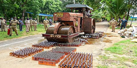 14ஆயிரம் மதுபாட்டில்களை ரோலரை விட்டு சில்லுசில்லாக்கிய ஆந்திர போலீசார்!