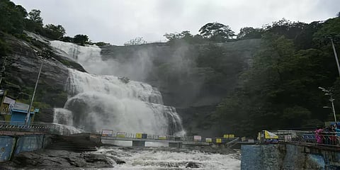 தனிமைப்பட்டு கிடக்கும் இயற்கை..பிழைப்பின்றி தவிக்கும் மக்கள்: குற்றால சீசன் நினைவலைகள்!