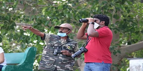 கொரோனா ஊரடங்கால் முடங்கிய பறவை மனிதன்; உதவிக்கரம் நீட்டிய போலீஸ் அதிகாரி!