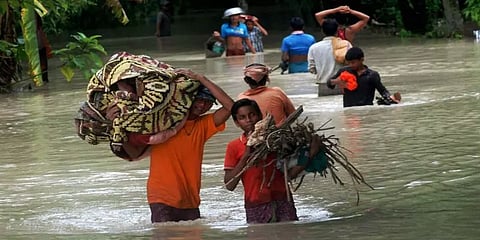 தாண்டவமாடும் அசாம் வெள்ளம்: நீரில் தத்தளிக்கும் 26 மாவட்டங்கள்; 80 பேர் உயிரிழப்பு!