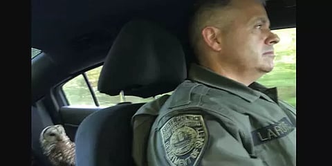 பின்சீட்டில் சமத்தாக அமர்ந்துகொண்ட ஆந்தை: வைரலாகும் புகைப்படம்!