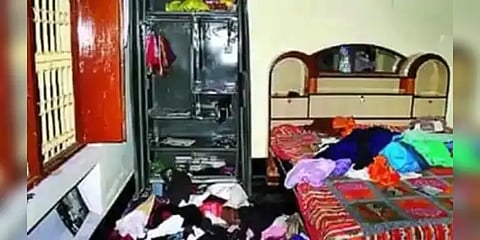 கொரோனா சிகிச்சைக்கு சென்ற நபர் : சீல் வைத்த வீட்டில் திருடிவிட்டு மட்டன் சமைத்த திருடர்கள்